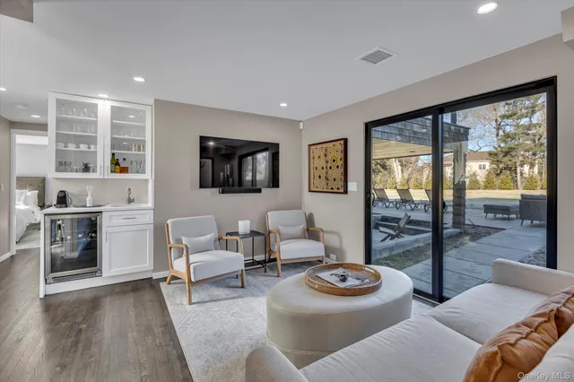 $2,995,000 | 40 Knollwood Drive, Southampton, NY 11968