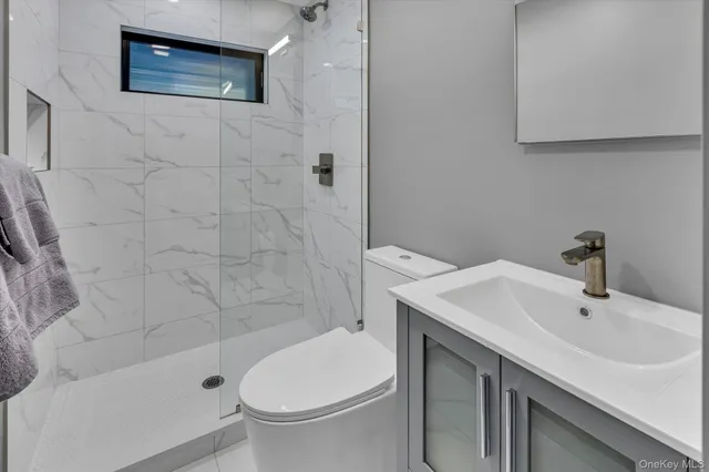 $2,995,000 | 40 Knollwood Drive, Southampton, NY 11968