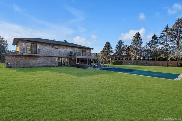 $2,995,000 | 40 Knollwood Drive, Southampton, NY 11968