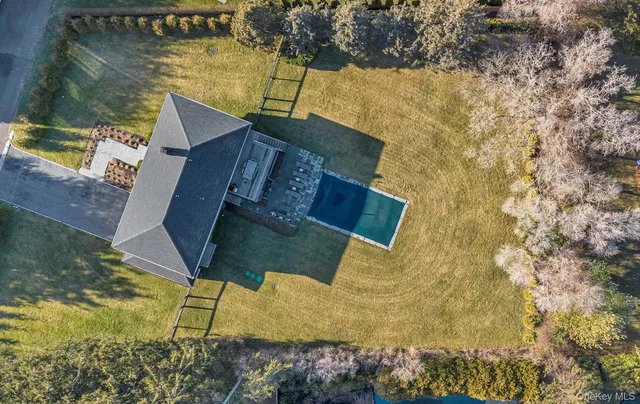 $2,995,000 | 40 Knollwood Drive, Southampton, NY 11968