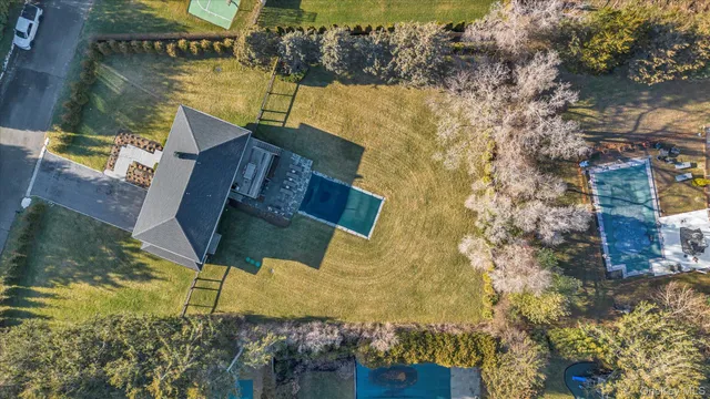 $2,995,000 | 40 Knollwood Drive, Southampton, NY 11968