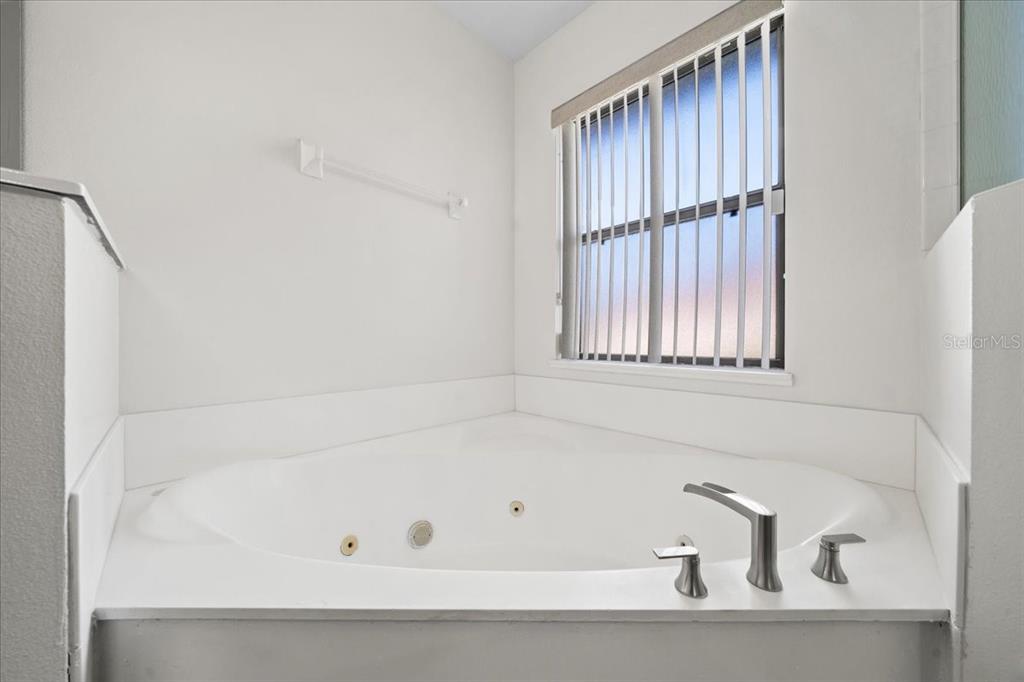 5659 Southwest 89th Place Ocala, FL 34476 - Photo 29 of 76 a bathroom with bathtub and window
