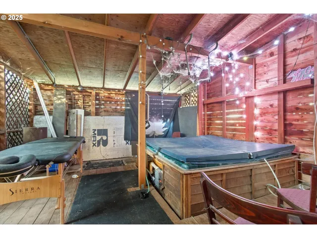 $900,000 | 50316 Columbia River Highway, Scappoose, OR 97056