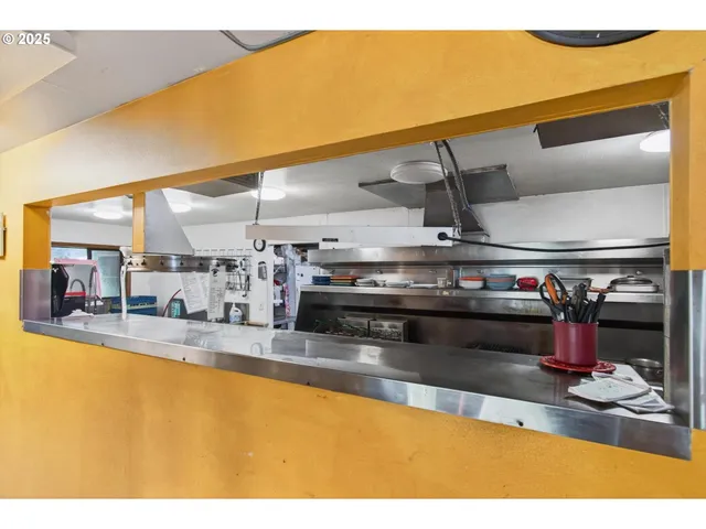 $900,000 | 50316 Columbia River Highway, Scappoose, OR 97056