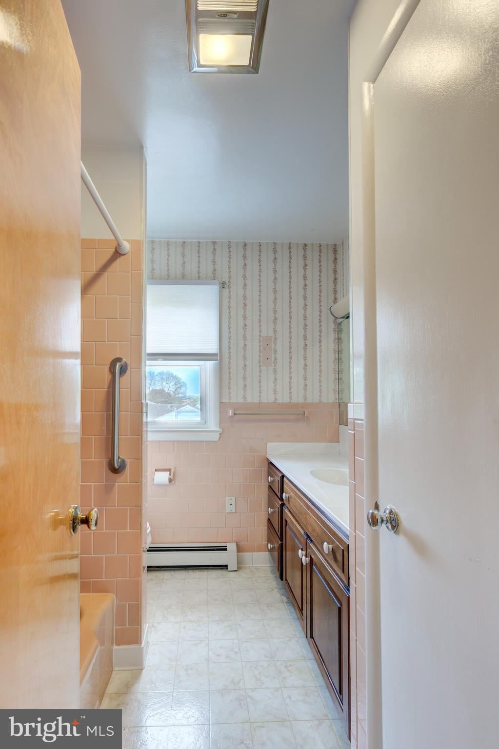 101 Blue Ridge Avenue New Windsor, MD 21776 - Photo 14 of 38 Main level full bath.