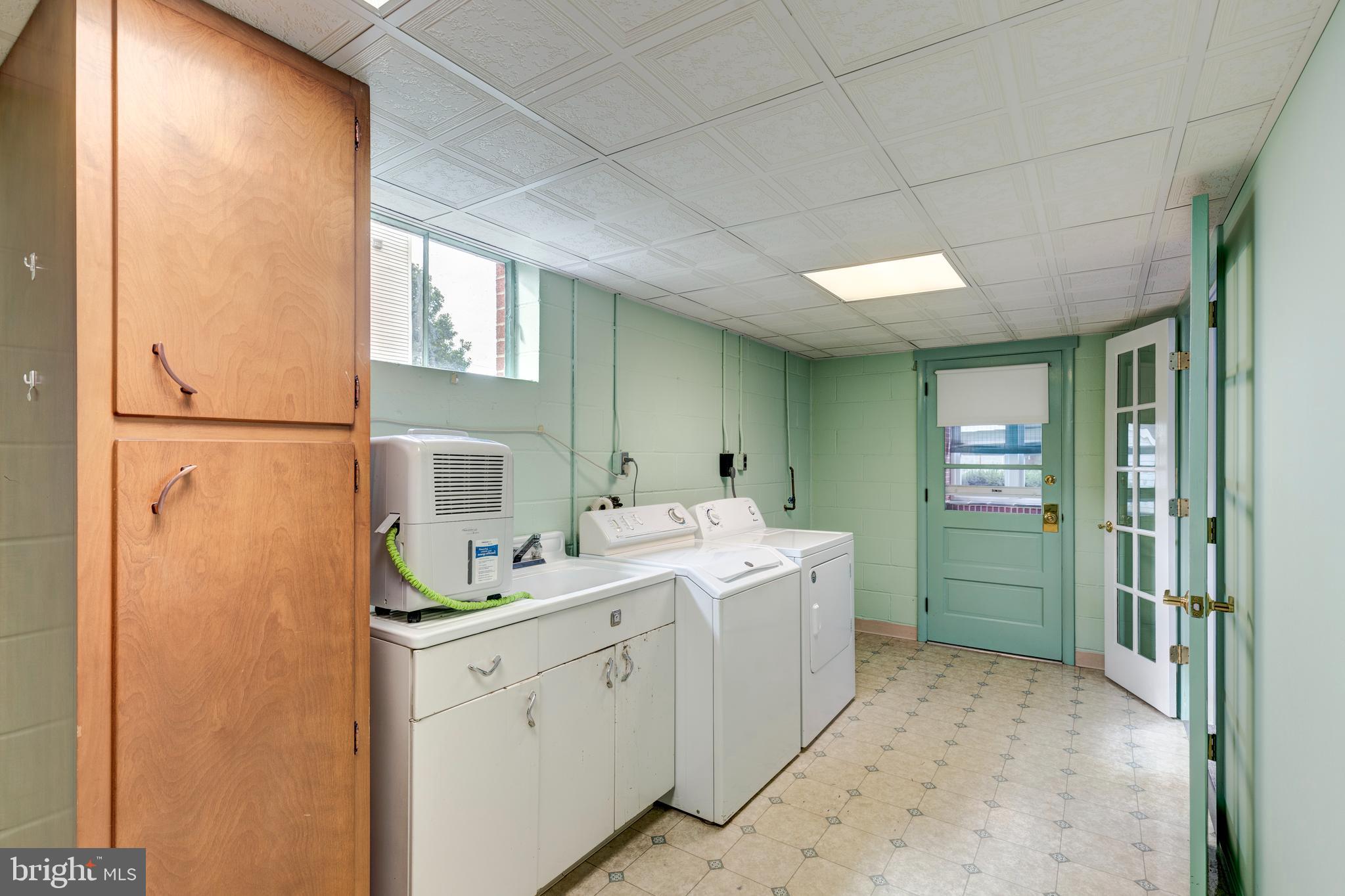 101 Blue Ridge Avenue New Windsor, MD 21776 - Photo 16 of 38 Washer and dryer convey!