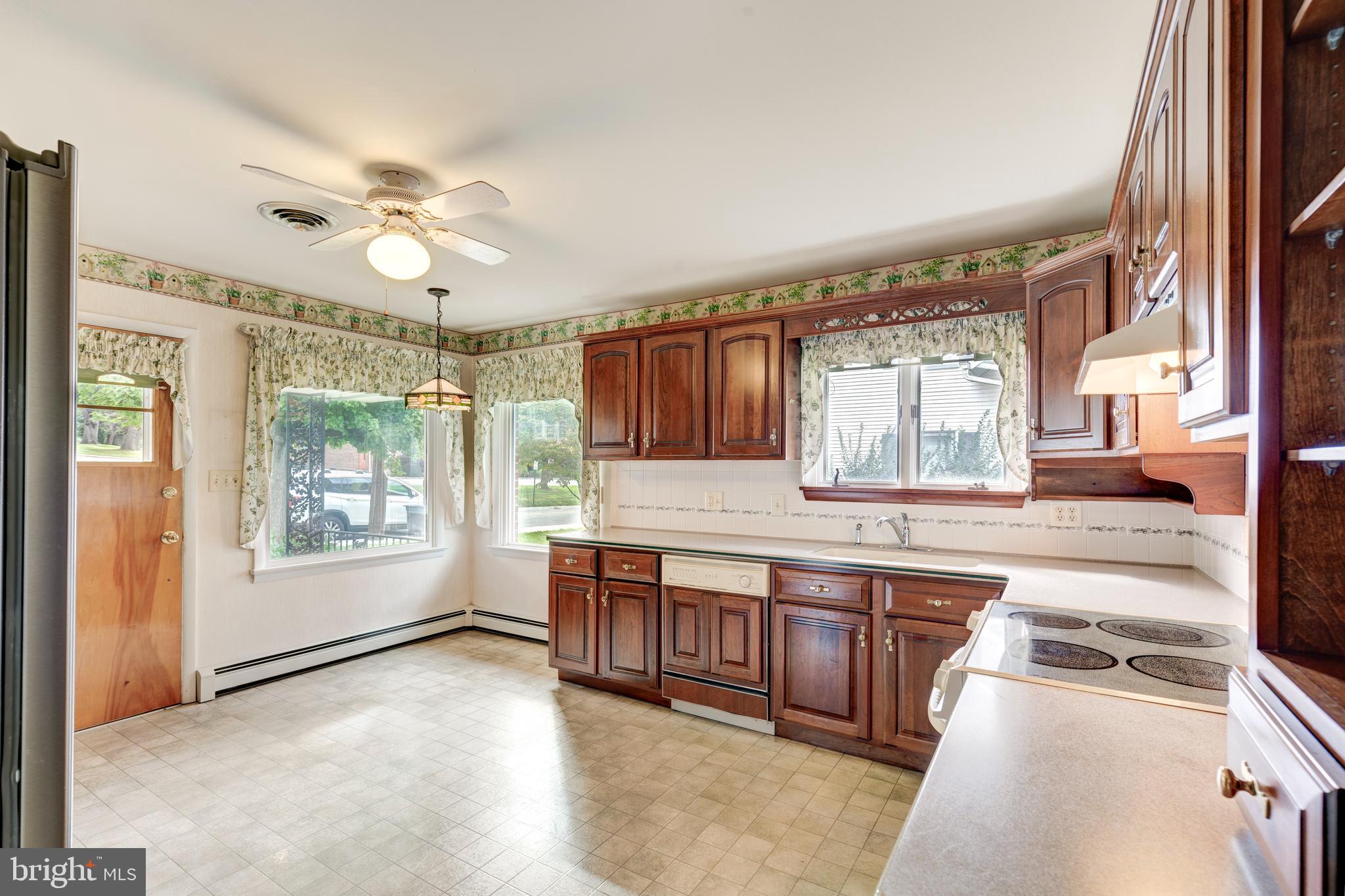 101 Blue Ridge Avenue New Windsor, MD 21776 - Photo 5 of 38 Spacious kitchen with oddles of room!