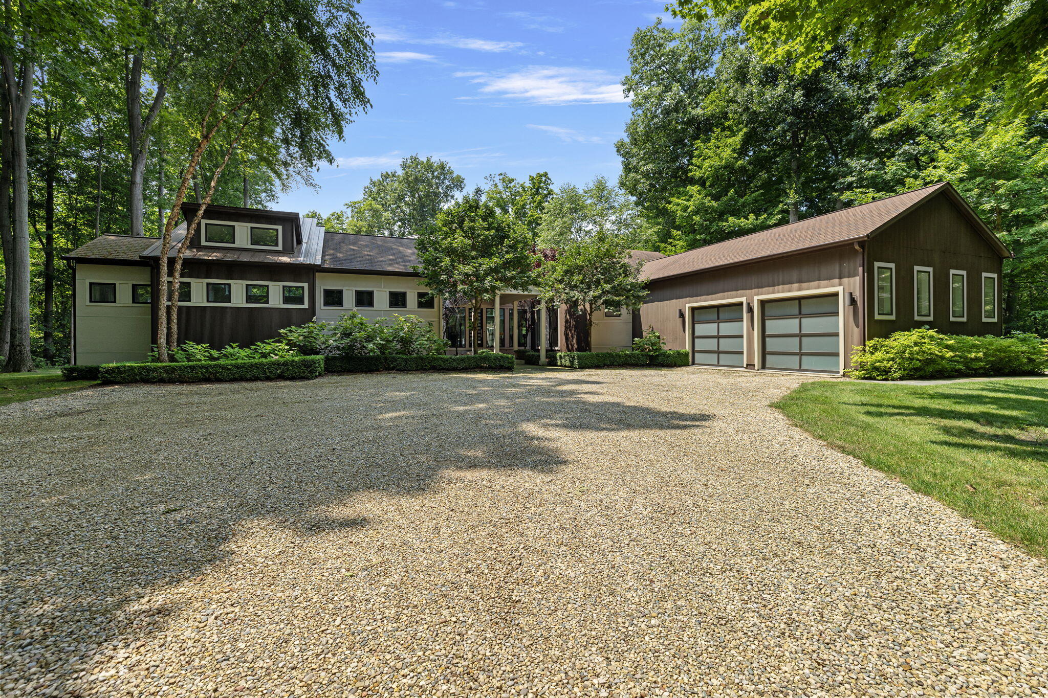 17138 River Bluff Drive, Unit 96 Union Pier, MI 49129 - Photo 82 of 89 a front view of a house with a garden