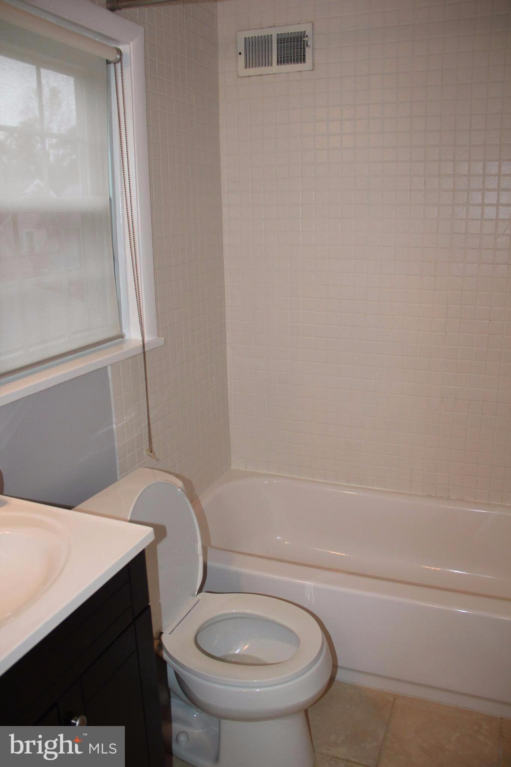 8702 School Road Baltimore, MD 21234 - Photo 14 of 23 Bath