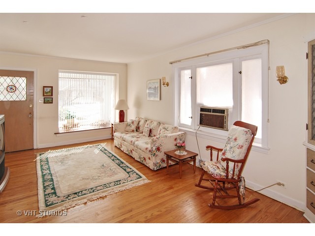 298 Shenstone Road Riverside, IL 60546 - Photo 2 of 11