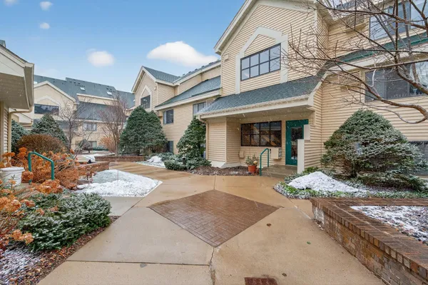$218,000 | 7606 York Avenue South, Unit 7107, Edina, MN 55435