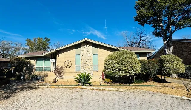 $2,600 | 2615 Gladiolus Lane, Dallas, TX 75233