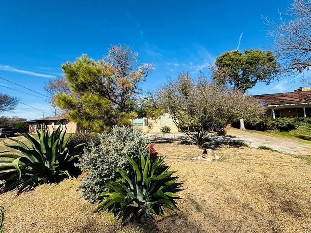 $2,600 | 2615 Gladiolus Lane, Dallas, TX 75233