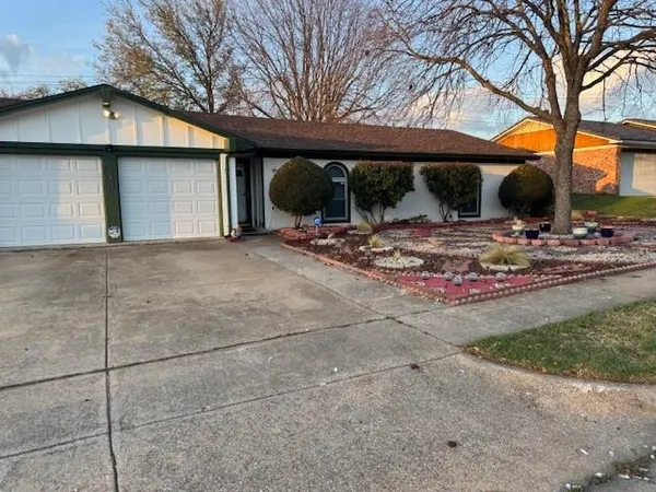 a view of a house with backyard and trees