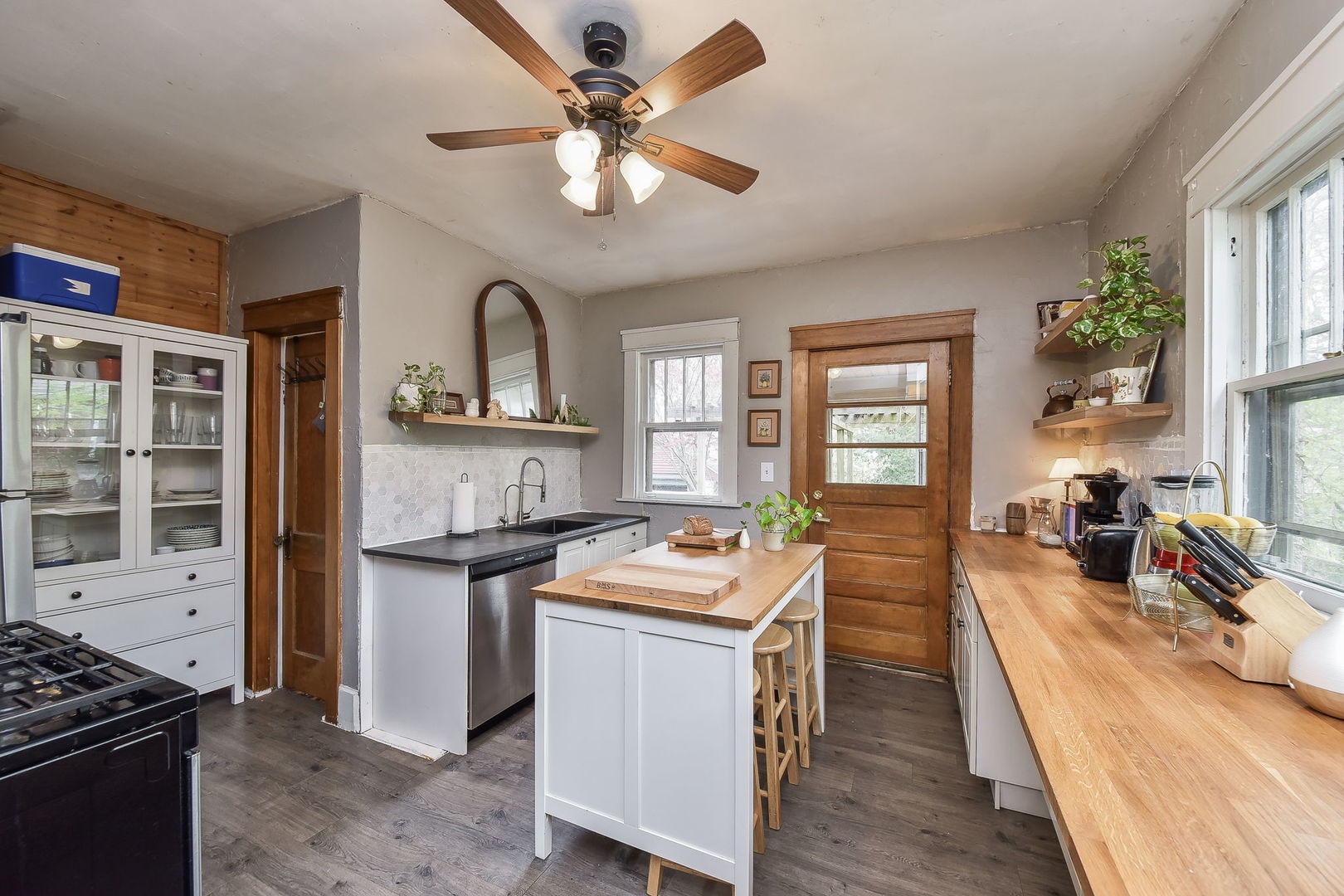 413 Delles Road Wheaton, IL 60187 - Photo 3 of 17 Gallery Image 3