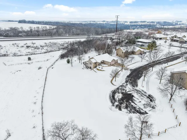 $589,900 | 221 Glen View Road, Mount Horeb, WI 53572
