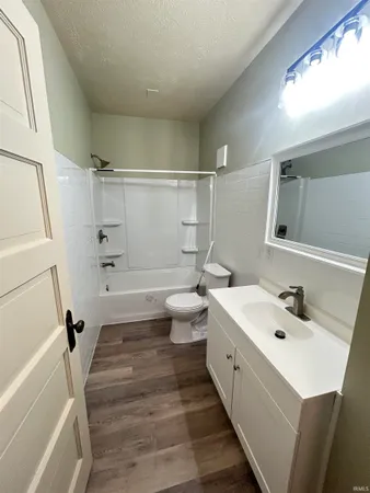 $2,000 | 403 Lincoln Way, South Bend, IN 46601