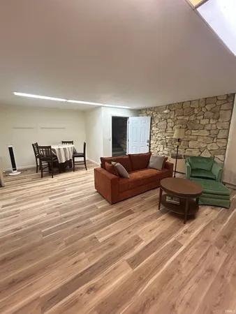 $2,000 | 403 Lincoln Way, South Bend, IN 46601