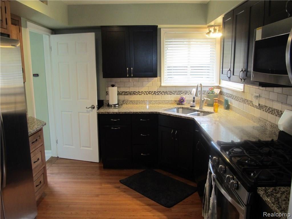 1680 Hampton Road Mount Clemens, MI 48043 - Photo 9 of 33 IMG_5986.JPG