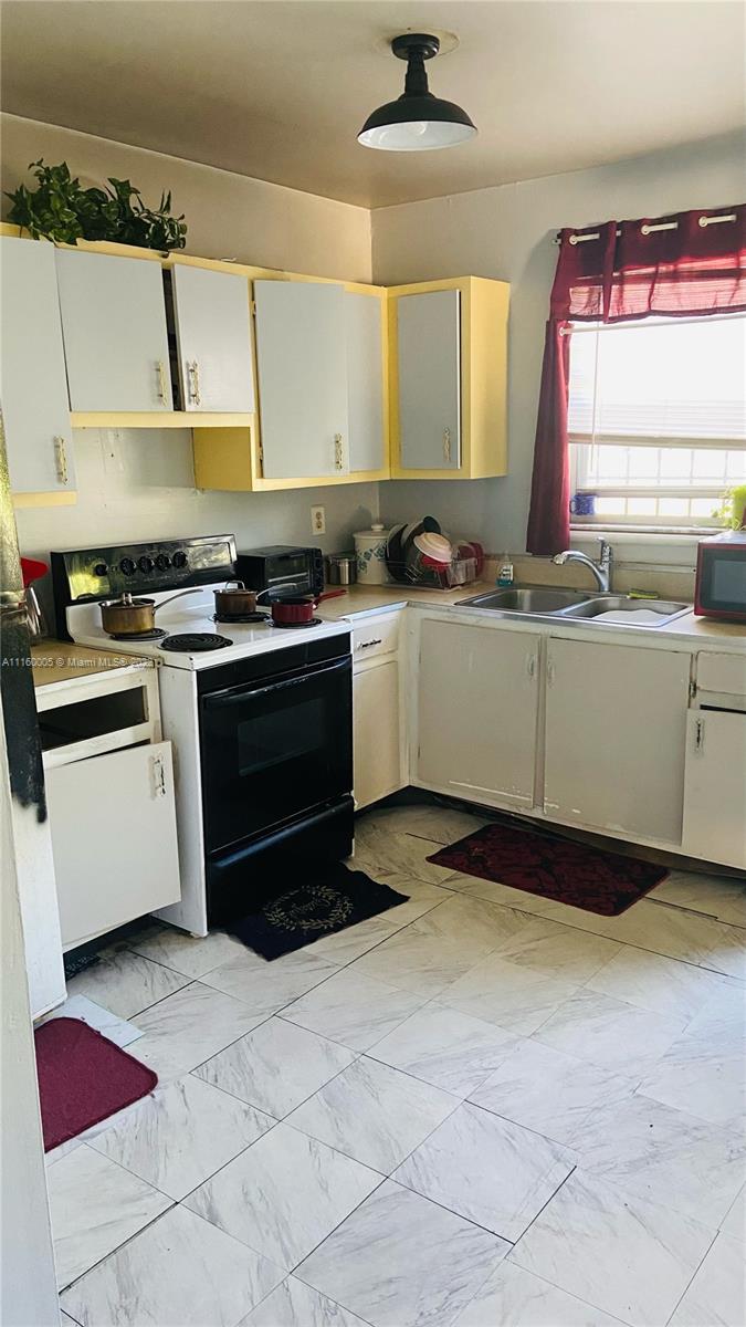 1584 West 33rd Street Riviera Beach, FL 33404 - Photo 6 of 11 Gallery Image 6