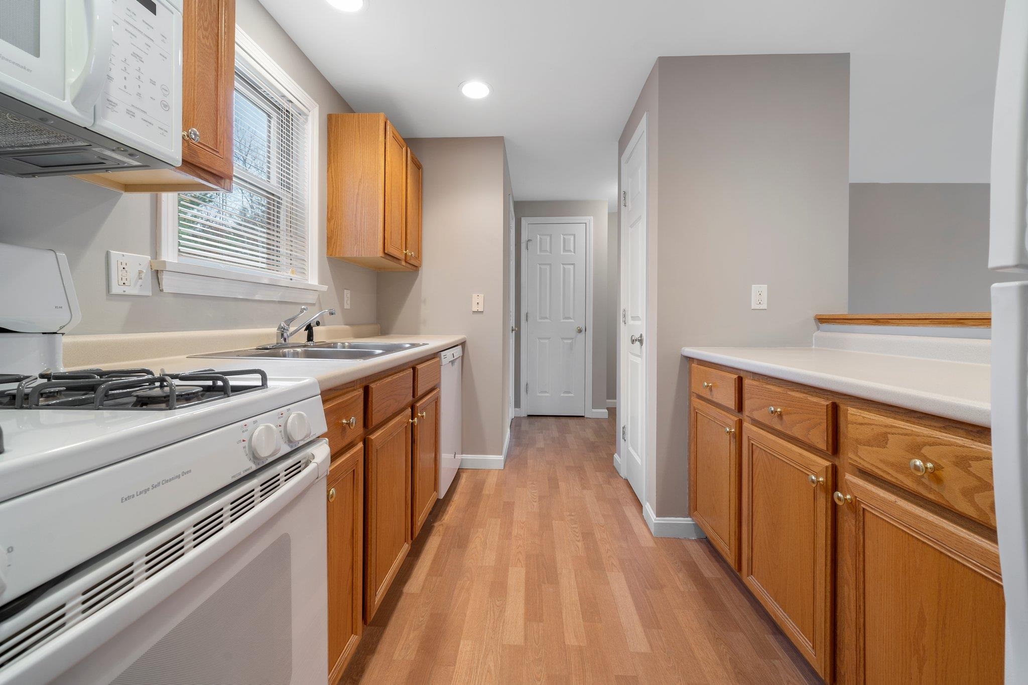 424 Ledgeview Drive Rochester, NH 03839 - Photo 8 of 32