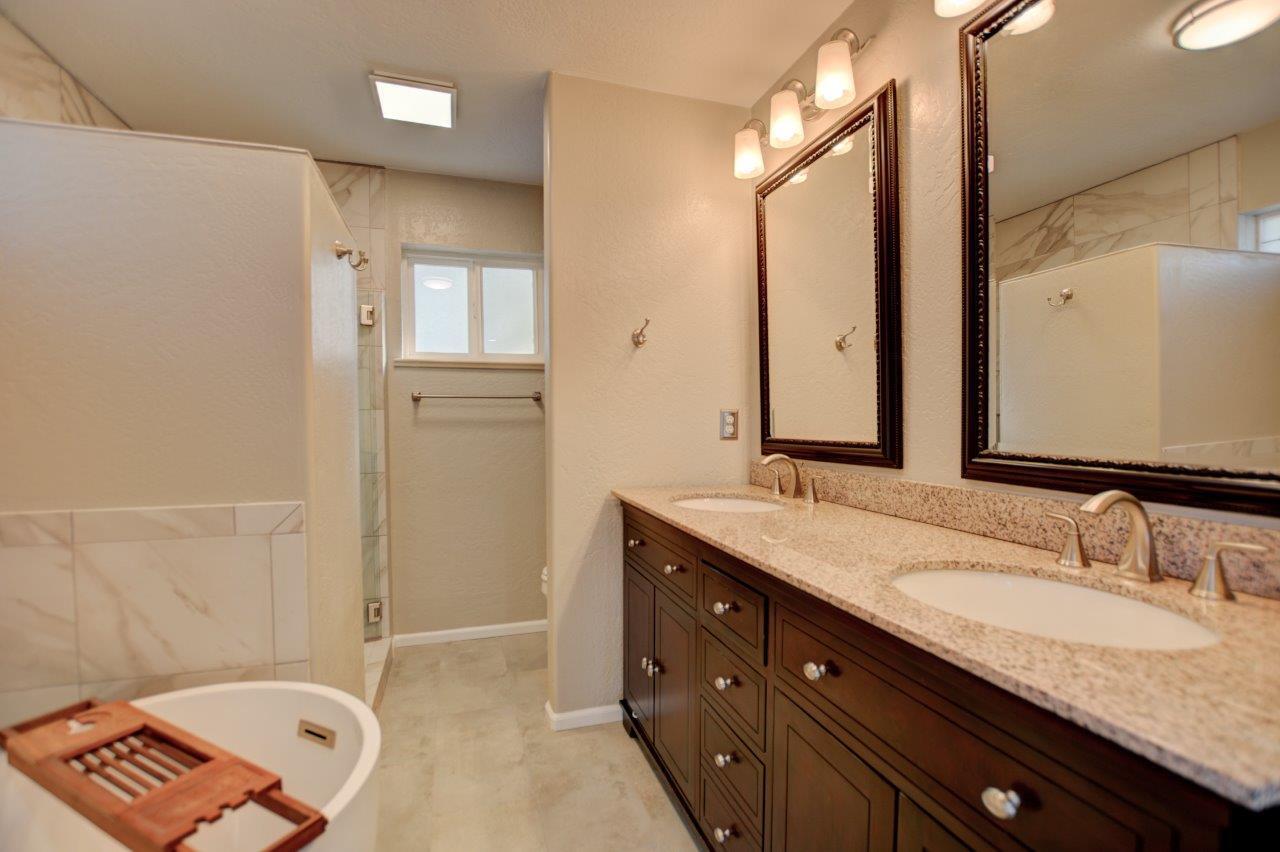 11664 Duggan Road White City, OR 97503 - Photo 22 of 42 Gorgeous updated primary bathroom