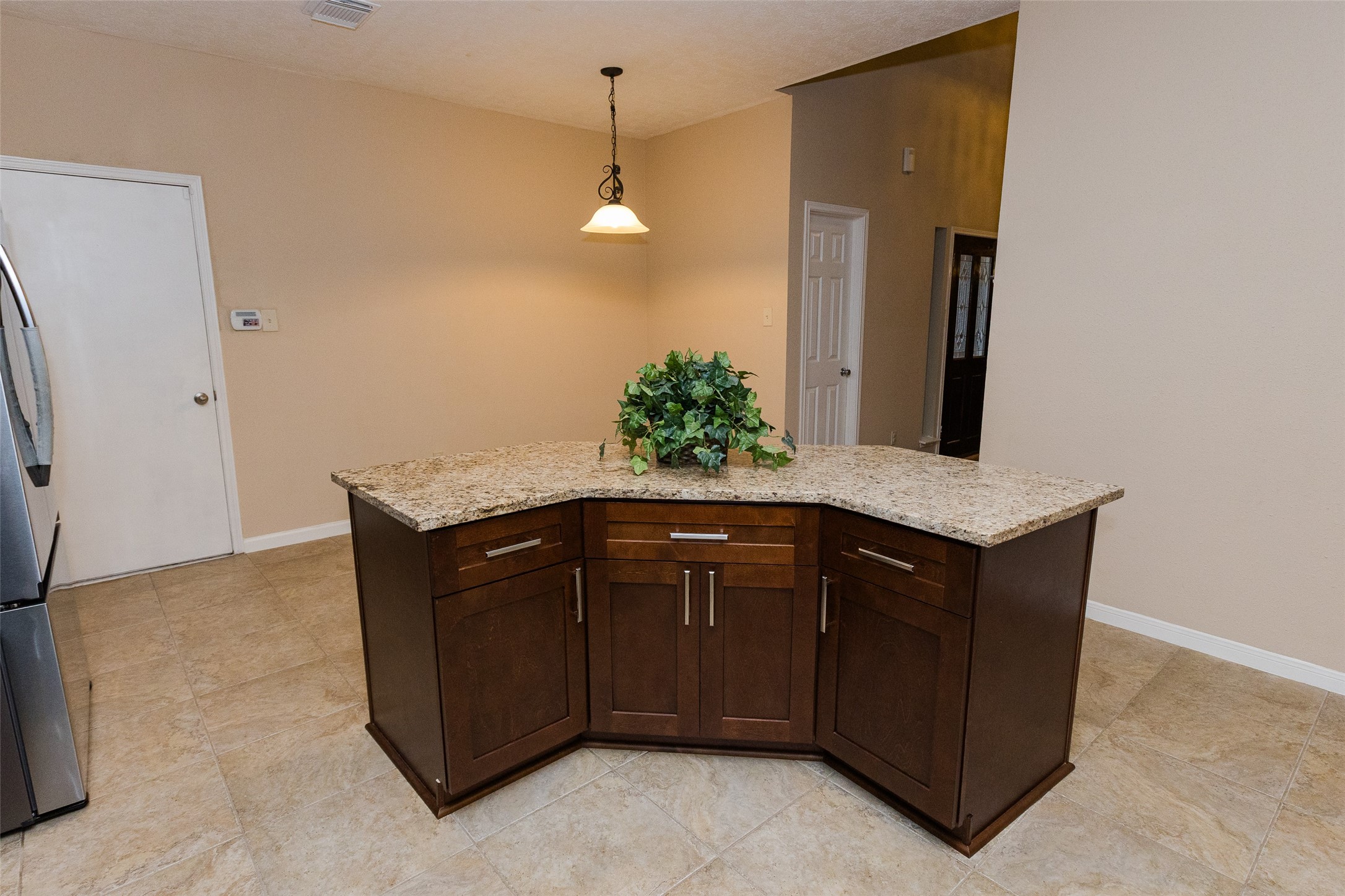 14602 Liscomb Drive Houston, TX 77084 - Photo 7 of 48 The Island looks out over the breakfast area!