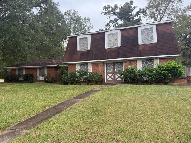 a view of a house with backyard and garden