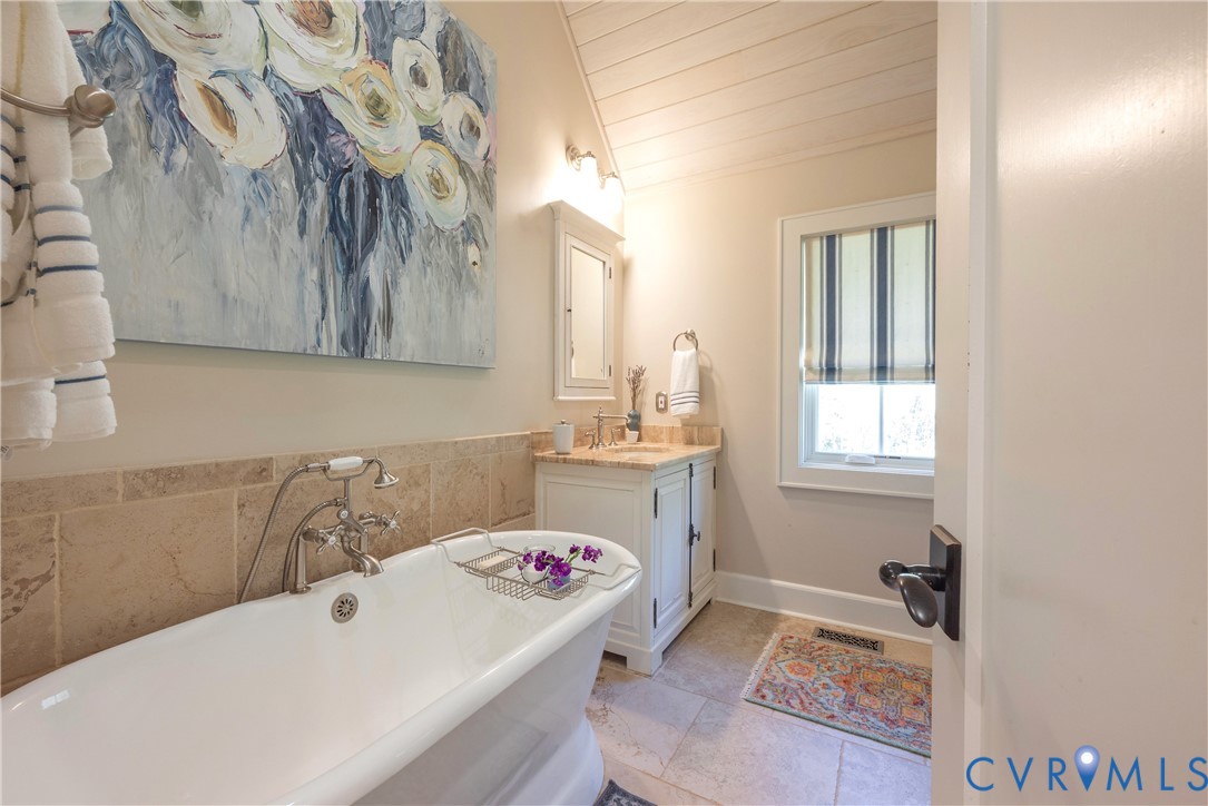 794 River Road West Manakin-Sabot, VA 23103 - Photo 31 of 82 Primary bathroom with shower and tub.