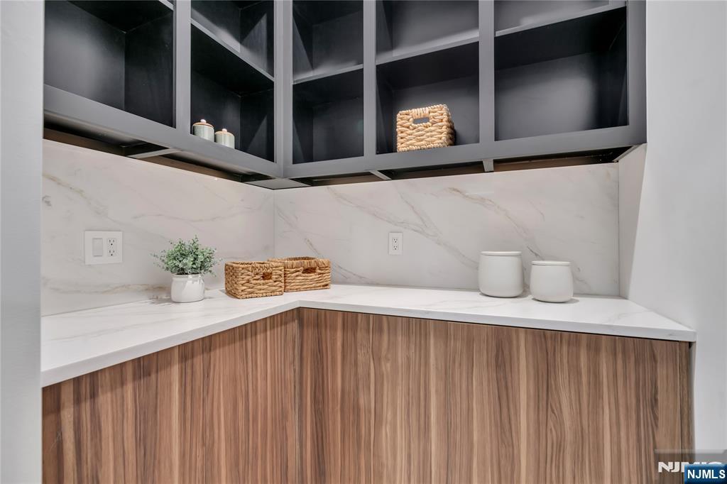 801 Godwin Road Paramus, NJ 07652 - Photo 28 of 50