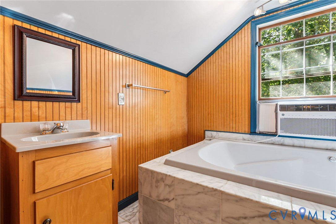 71 Old Mill Road Dillwyn, VA 23936 - Photo 21 of 31 Upstairs bathroom with a spacious soaking tub.