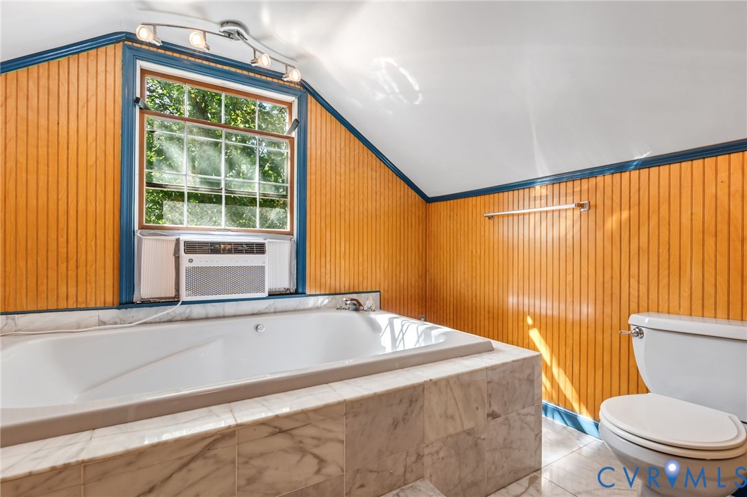 71 Old Mill Road Dillwyn, VA 23936 - Photo 22 of 31 Upstairs bathroom with a spacious soaking tub.