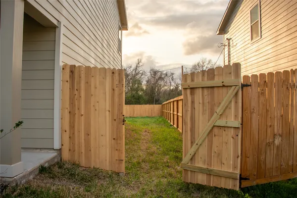 a view of a backyard