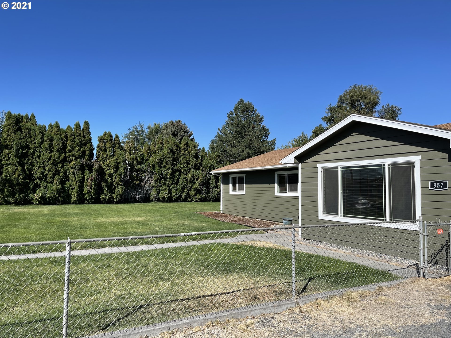 957 East Ridgeway Avenue Hermiston, OR 97838 - Photo 3 of 23 Gallery Image 3