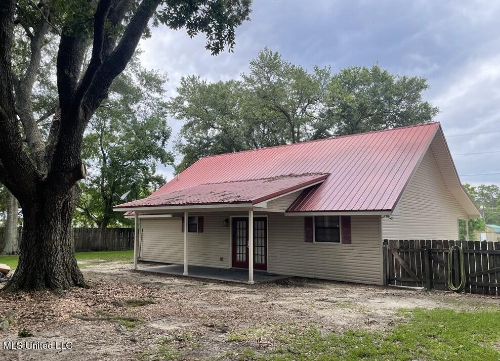 15501 Mallett Road Biloxi, MS 39532 - Photo 4 of 35 2Backyarda