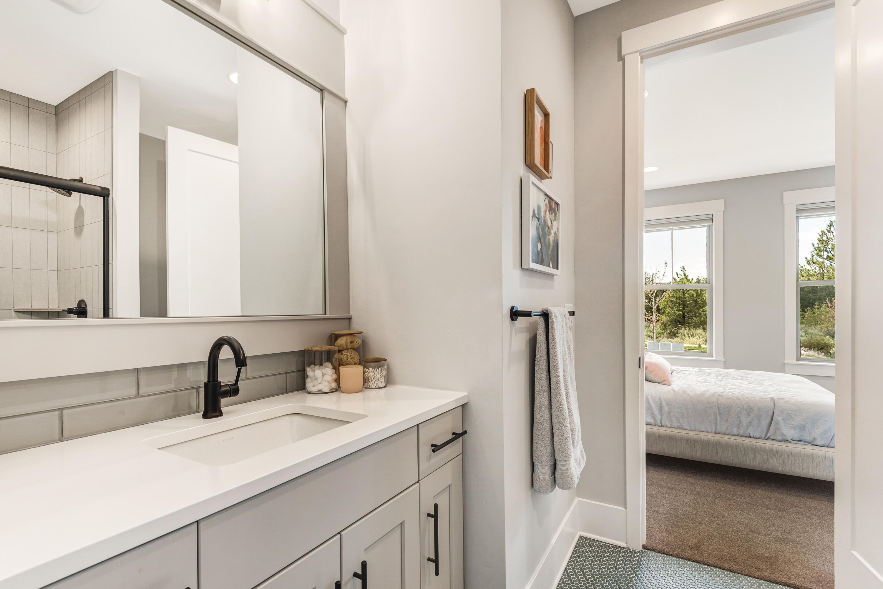 60888 River Rim Drive Bend, OR 97702 - Photo 27 of 39 Guest ensuite bath
