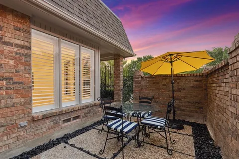 a view of a chair and table in the backyard