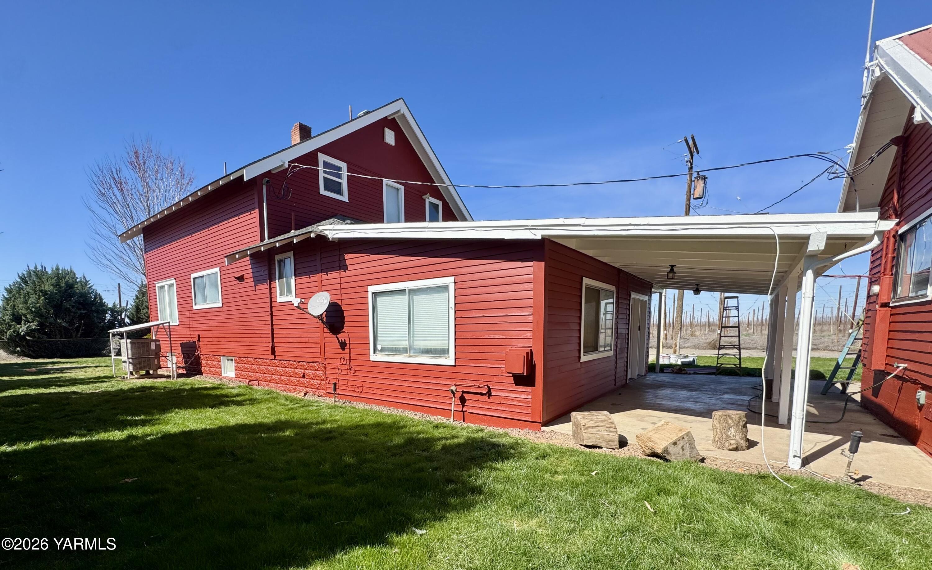 7801 Campbell Road, Unit 1 Toppenish, WA 98948 - Photo 37 of 46 a front view of a house with a yard