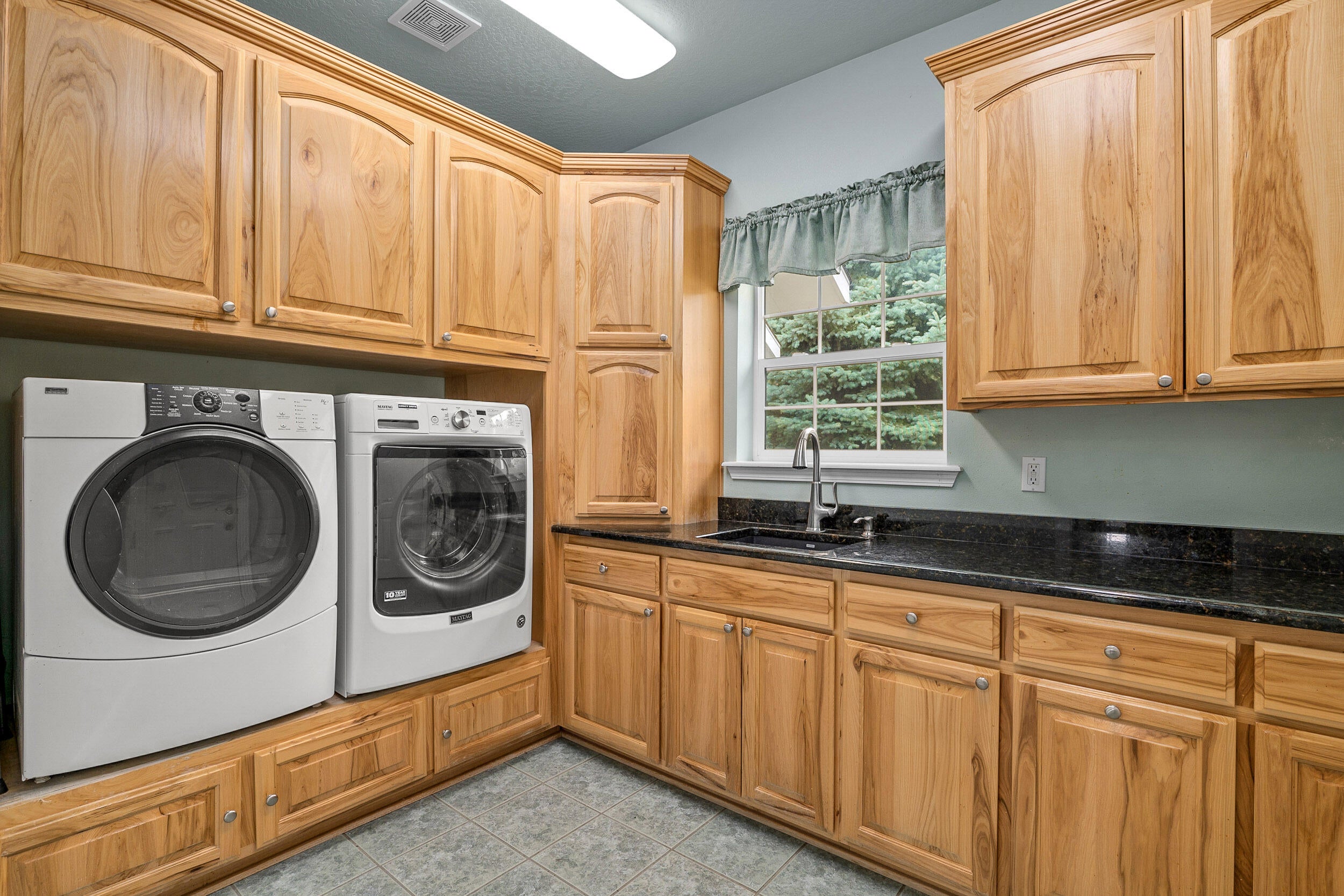 6666 New Hope Road Grants Pass, OR 97527 - Photo 20 of 60 Laundry