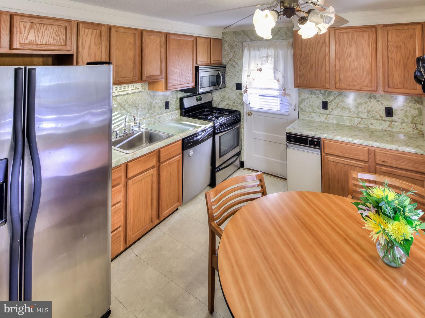 941 Kingsman Road Boothwyn, PA 19061 - Photo 5 of 15 Kitchen