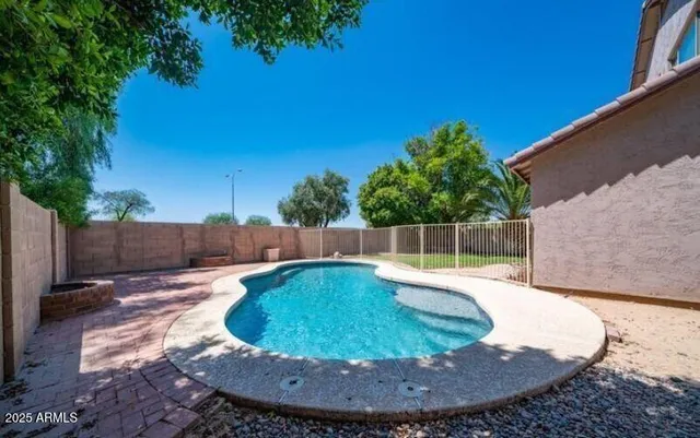 a view of a backyard