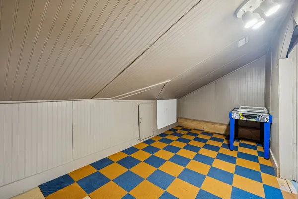 a view of a house with backyard