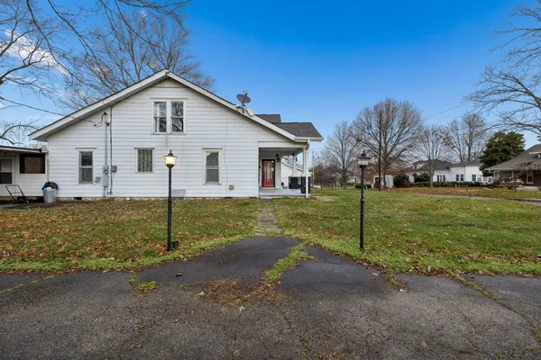 a view of a house with backyard