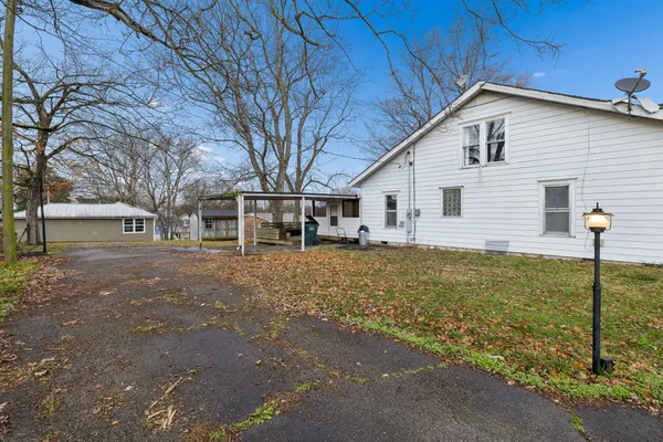 a view of a house with backyard