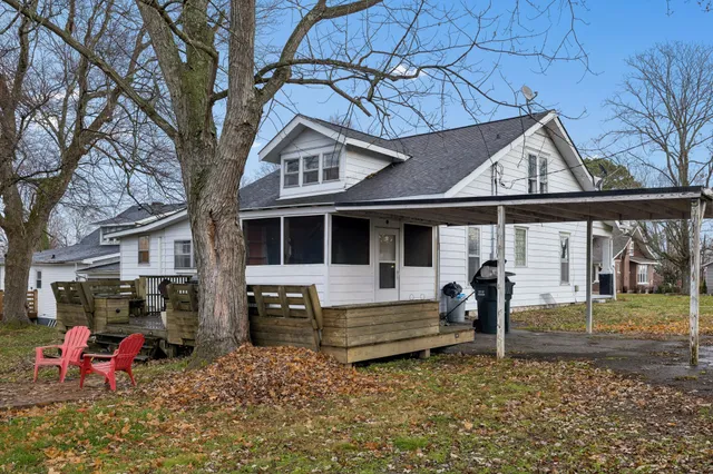 a view of a house with a yard