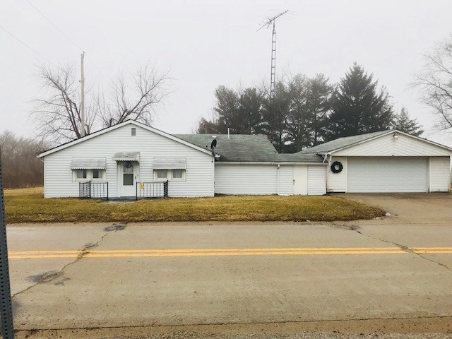 41632 Cheneyville Road Hoopeston, IL 60942 - Photo 1 of 1 a view of a house with snow on the road