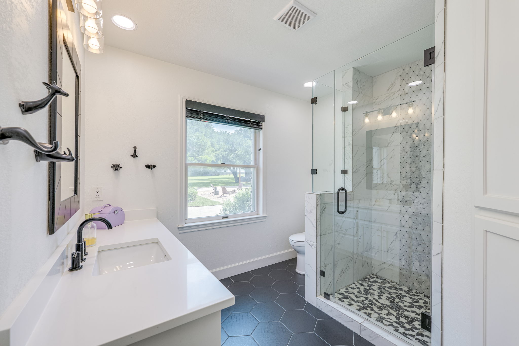 320 Greenridge Road Georgetown, TX 78628 - Photo 19 of 38 a bathroom with a sink a toilet and shower