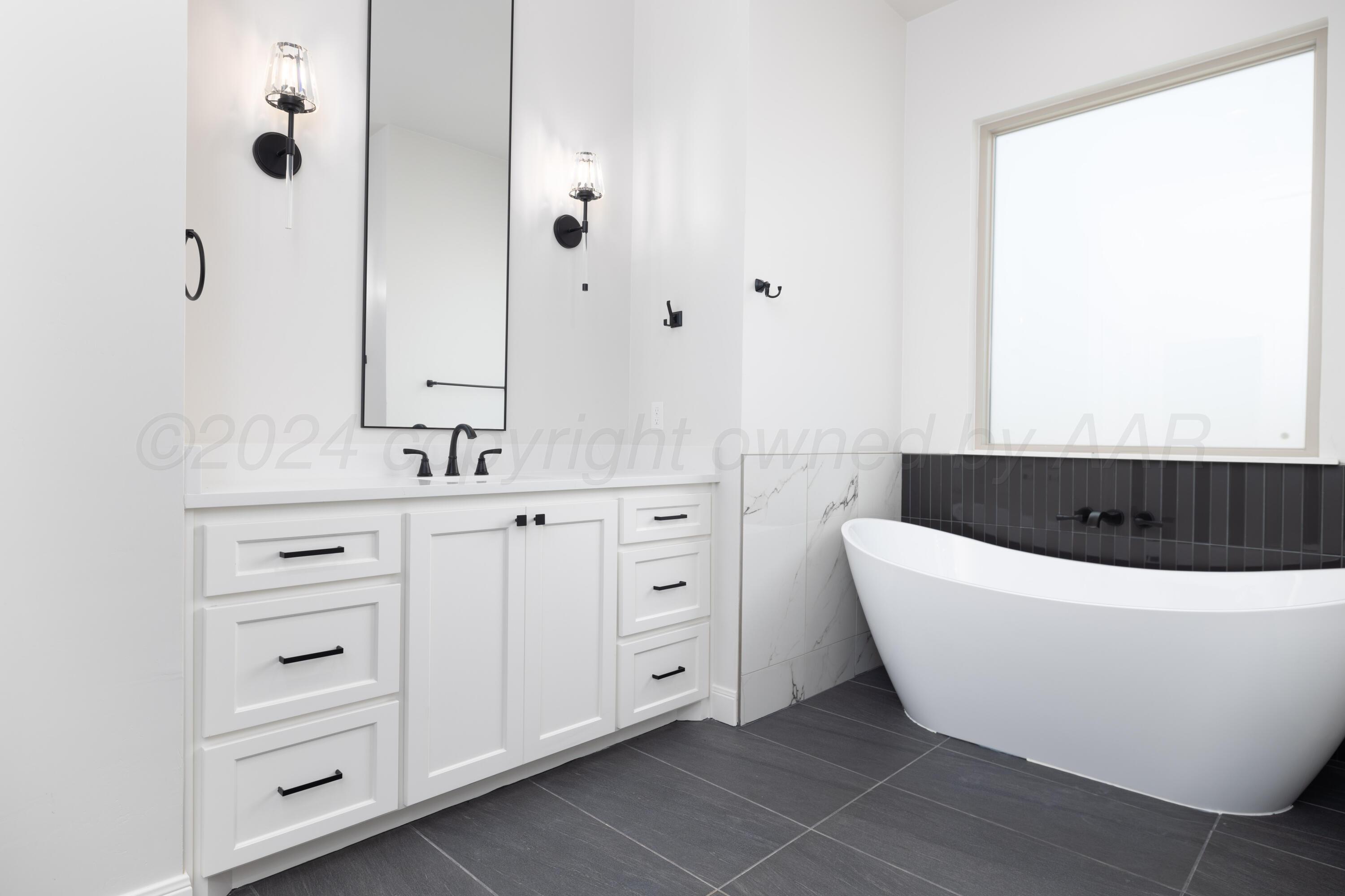 10150 Cactus Flower Road Amarillo, TX 79119 - Photo 26 of 47 a bathroom with a bathtub sink and mirror