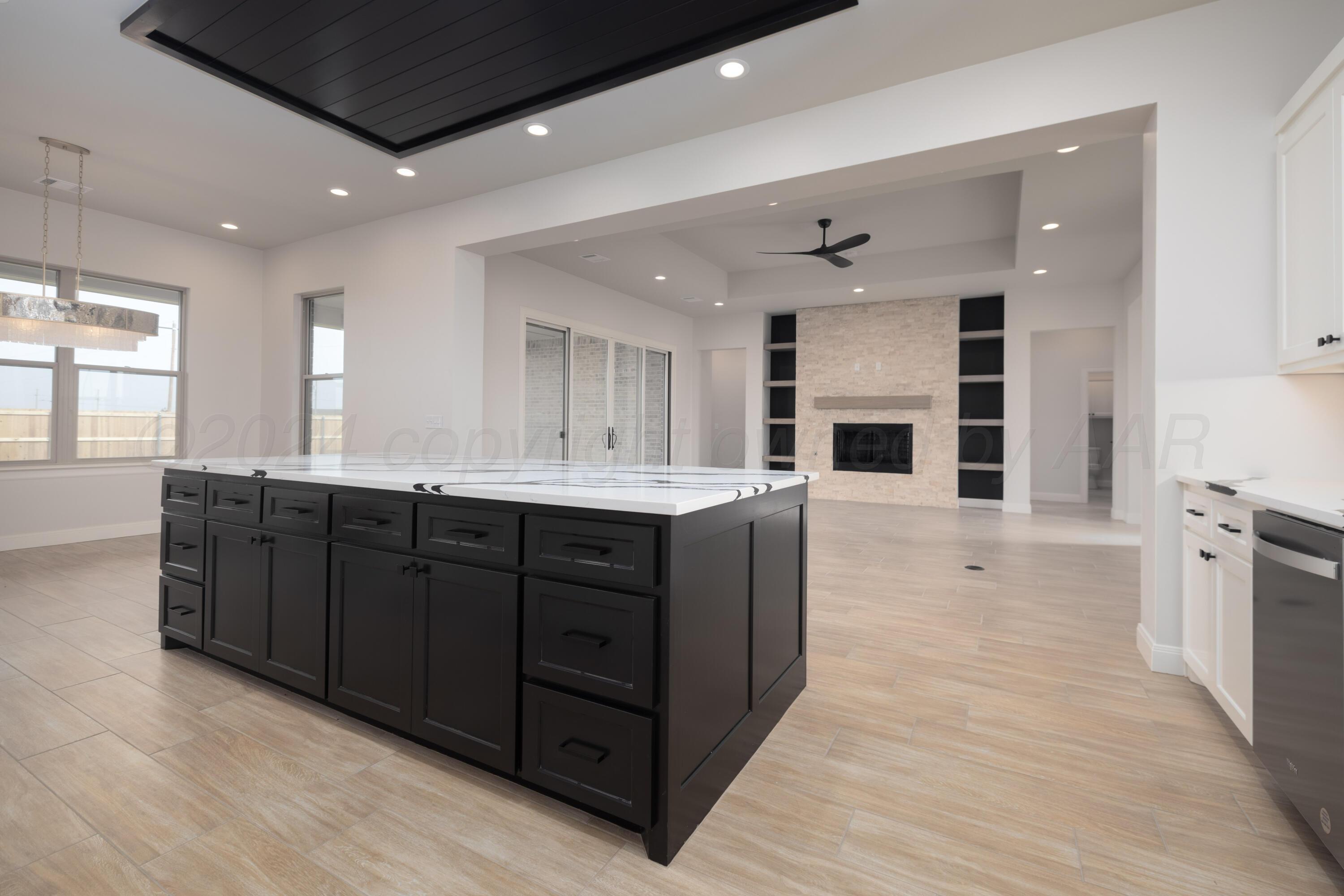 10150 Cactus Flower Road Amarillo, TX 79119 - Photo 9 of 47 a large bathroom with a large tub and sink