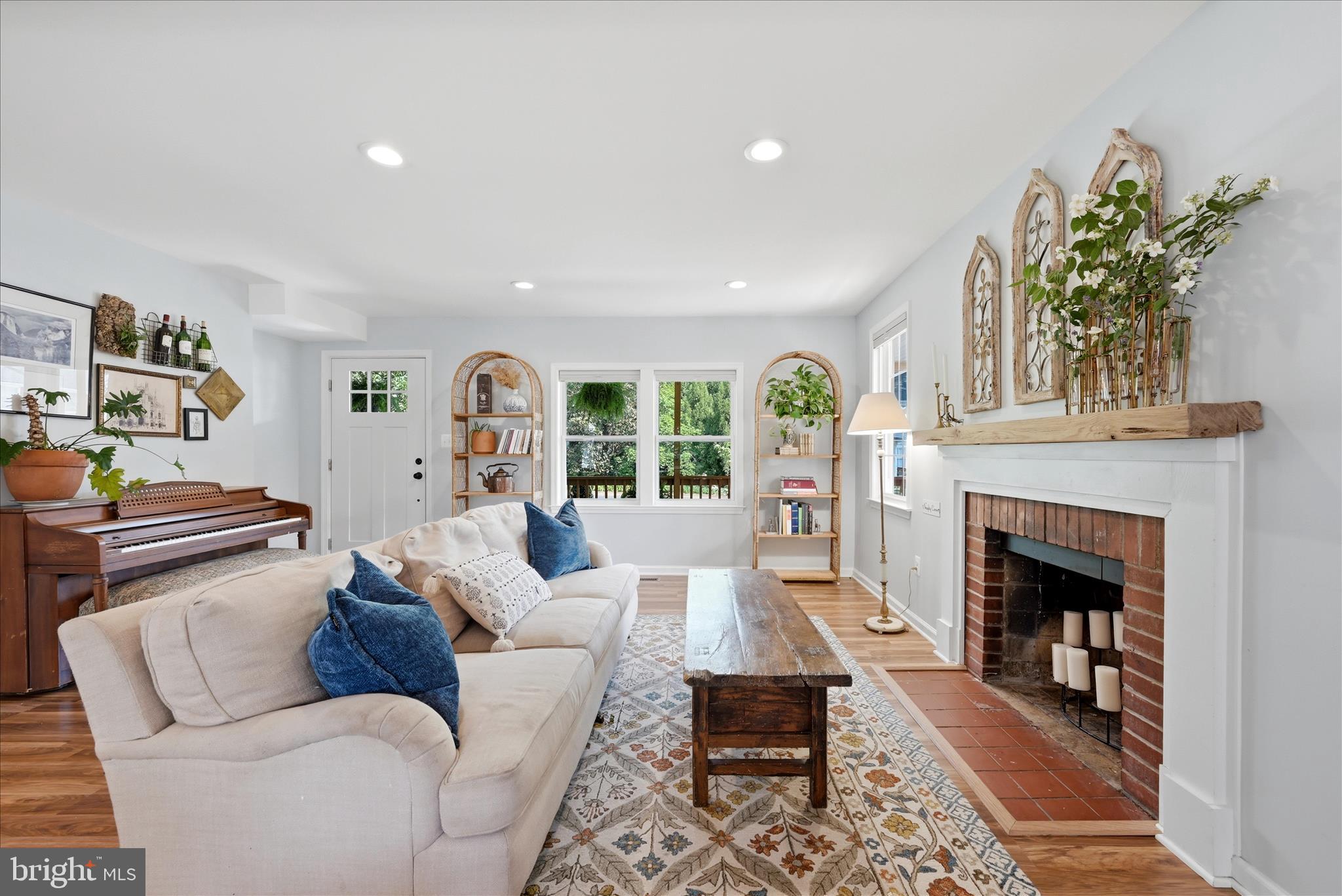 405 Edwards Ferry Road Northeast Leesburg, VA 20176 - Photo 8 of 95 Living Room